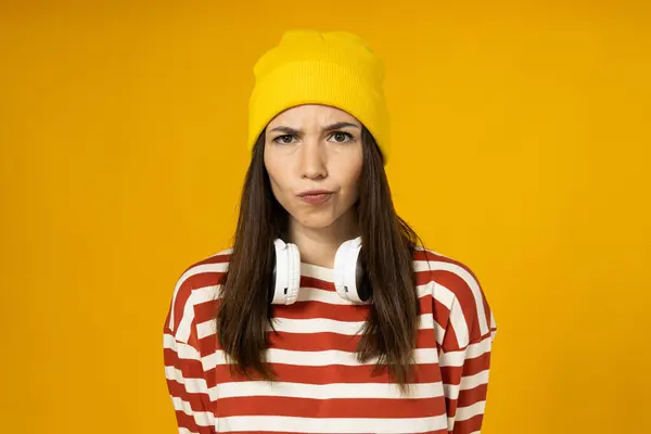 Νεαρή Γυναίκα Ριγέ Μπλουζάκι Ακουστικά Κίτρινο Φόντο — Φωτογραφία Αρχείου