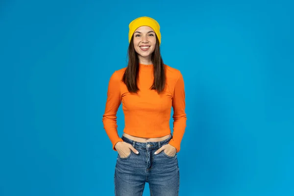 Attraktive Junge Frau Stylischer Kleidung Lächelt Auf Blauem Hintergrund — Stockfoto