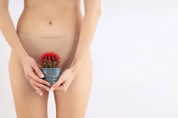 Una Chica Ropa Interior Con Cactus Las Manos — Foto de Stock
