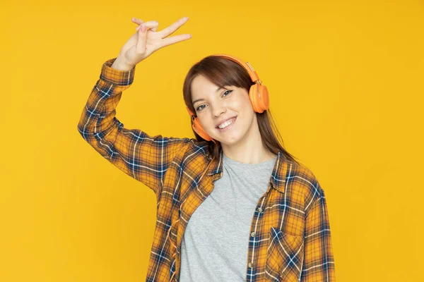 Mujer Joven Atractiva Auriculares Sobre Fondo Amarillo — Foto de Stock