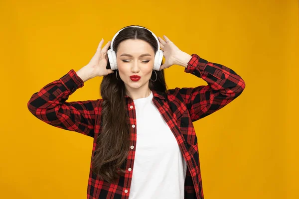 Chica Escucha Música Los Auriculares Sobre Fondo Amarillo — Foto de Stock