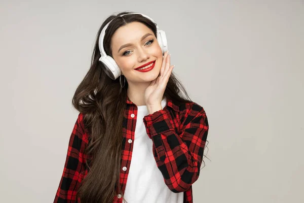 Attractive Brunette Headphones Listening Music — Stock Photo, Image