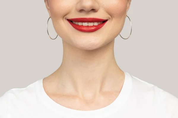 Primer Plano Sonrisa Una Hermosa Chica Labios Rojos —  Fotos de Stock
