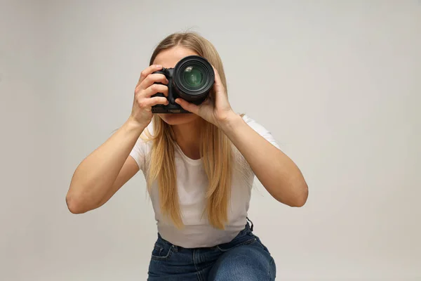 Fille Prend Des Photos Photographe Est Sur Fond Clair — Photo