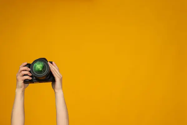 Camera Handen Gele Achtergrond Met Plaats Voor Tekst — Stockfoto