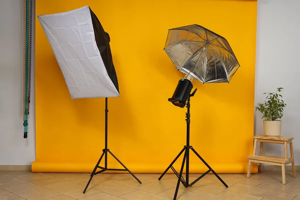 Estudio Fotográfico Sus Componentes Interiores Fondo Amarillo Flash —  Fotos de Stock