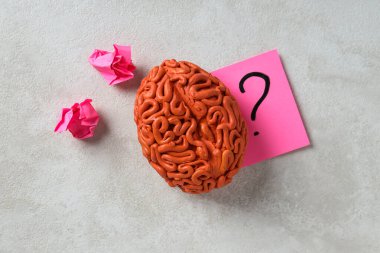 Dekoratif beyin ve açık arkaplan üzerine pembe kağıt