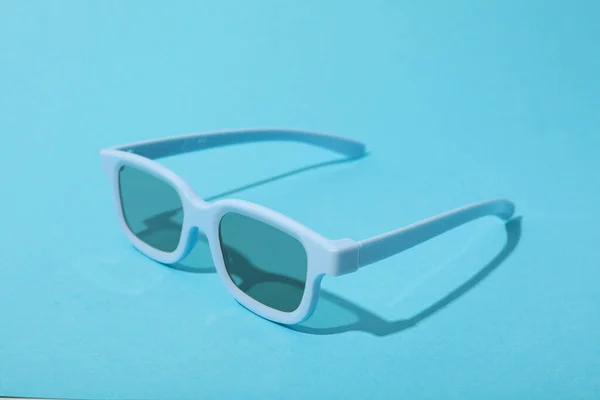 Blaue Sonnenbrille Auf Blauem Hintergrund Nahaufnahme — Stockfoto