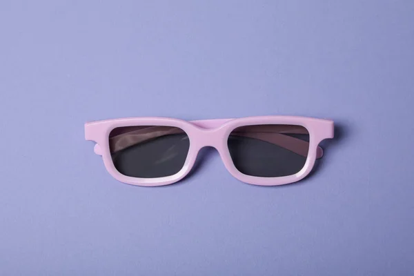 Óculos Rosa Claro Com Lentes Coloridas Fundo Roxo — Fotografia de Stock