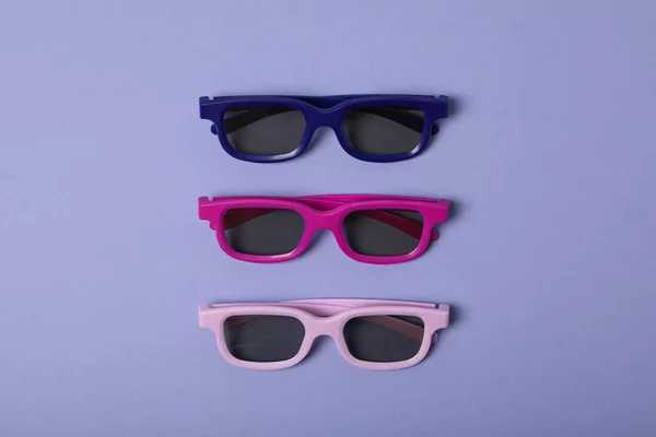 Óculos Sol Azul Rosa Rosa Claro Fundo Roxo Vista Superior — Fotografia de Stock
