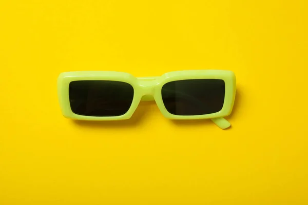 Gele Bril Met Gekleurde Lenzen Gele Achtergrond — Stockfoto