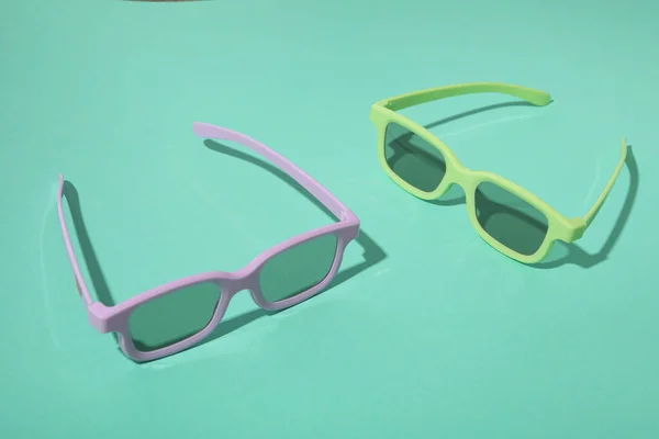 Óculos Rosa Claro Verde Sobre Fundo Turquesa — Fotografia de Stock