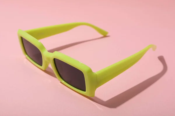 Zielone Okulary Przyciemnianymi Soczewkami Różowym Tle Zbliżenie — Zdjęcie stockowe