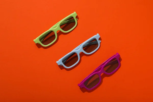 Óculos Sol Azul Verde Roxo Fundo Vermelho Vista Superior — Fotografia de Stock