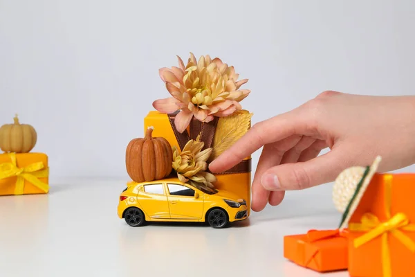 Carro Brinquedo Com Uma Abóbora Uma Flor Presente Fundo Leve — Fotografia de Stock