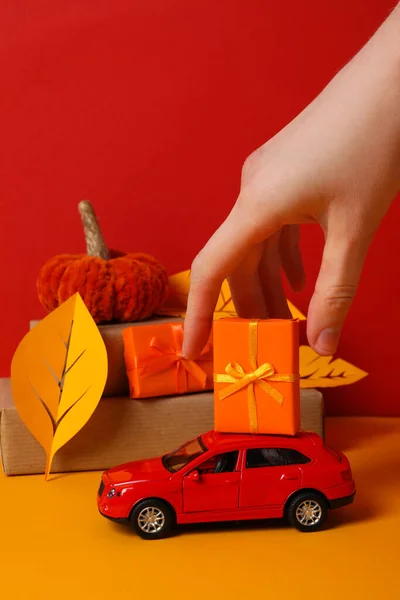 Carro Brinquedo Com Presente Abóbora Folhas — Fotografia de Stock