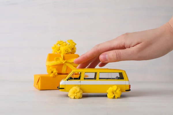 Carro Amarelo Brinquedo Com Presente Flores — Fotografia de Stock