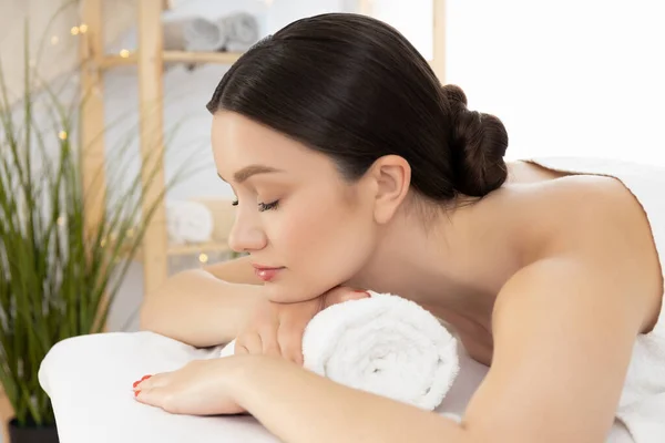 Jonge Vrouw Massage Spa Salon Lichte Achtergrond — Stockfoto