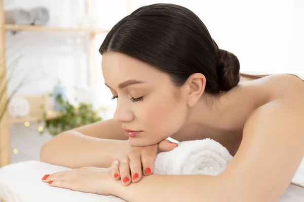Ontspannen Jonge Vrouw Massage Spa Salon Lichte Achtergrond — Stockfoto