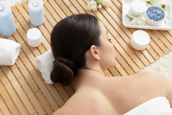 Brunette Vrouw Massage Kruiken Met Body Cream Houten Achtergrond — Stockfoto