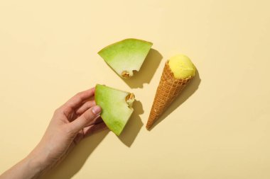 Lezzetli ve taze yaz yemeği - kavunlu dondurma