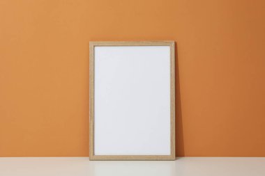 Hardal arkaplanda tahta dikey fotoğraf çerçevesi