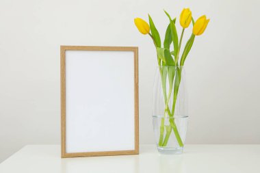 Açık arkaplanda sarı çiçekli fotoğraf çerçevesi
