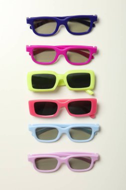 Işık arkaplanı olan bir güneş gözlüğü yığını.