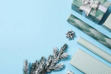 Paketleme hediyesi kavramı, ambalaj kağıdıyla kompozisyon