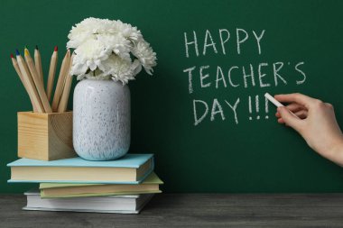 Yeşil tahtada yazan öğretmenler günün kutlu olsun.