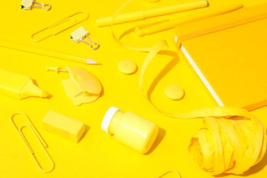 Renkli arkaplan üzerinde durağan, düz konum