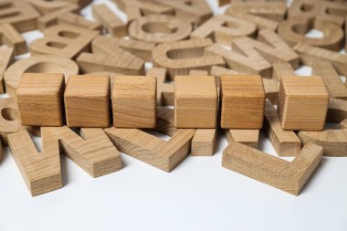 Beyaz arkaplanda tahta harfler ve küpler, metin için boşluk