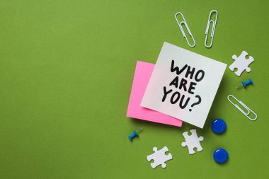 Yeşil arka Grou üzerine metin, bulmaca ve ataç içeren kağıt notlar