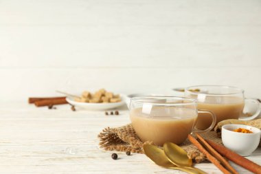 Geleneksel Hint içeceği sütlü ve baharatlı - Masala çayı