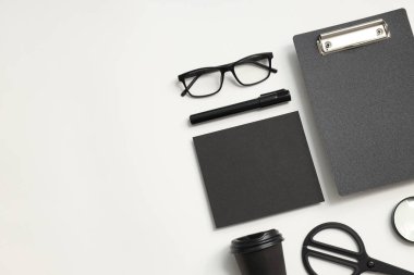 Beyaz zemin üzerinde gözlük ve kağıt bardak ile kırtasiye modeli, metin için boşluk