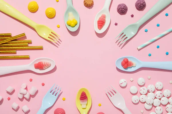 Tenedores Cucharas Plástico Caramelos Gelatina Sobre Fondo Rosa Espacio Para — Foto de Stock