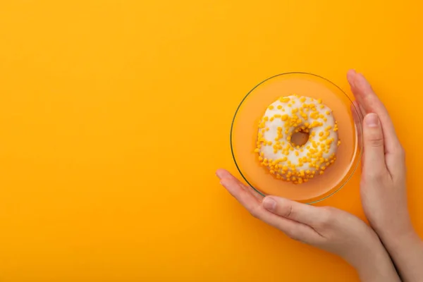 Yellow Donut Plate Yellow Background — Stock Photo, Image
