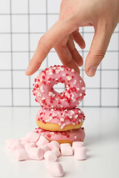 Donut Marshmallow Light Background Hand — Stock Photo, Image