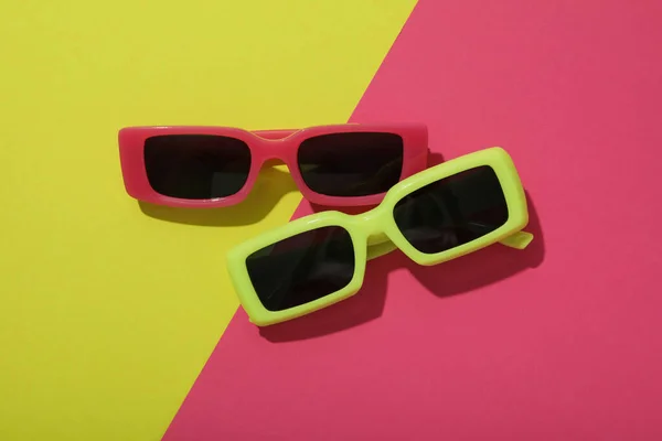 Para Okularów Przeciwsłonecznych Jasnym Kolorowym Tle — Zdjęcie stockowe
