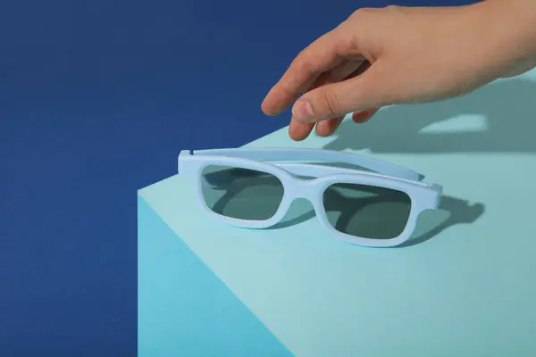 Okulary Przeciwsłoneczne Niebieskim Tle Widok Góry — Zdjęcie stockowe