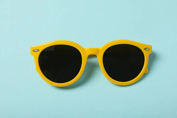 Gafas Sol Sobre Fondo Azul Vista Superior — Foto de Stock