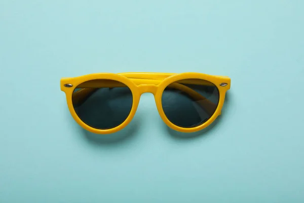 Sonnenbrille Auf Blauem Hintergrund Draufsicht — Stockfoto