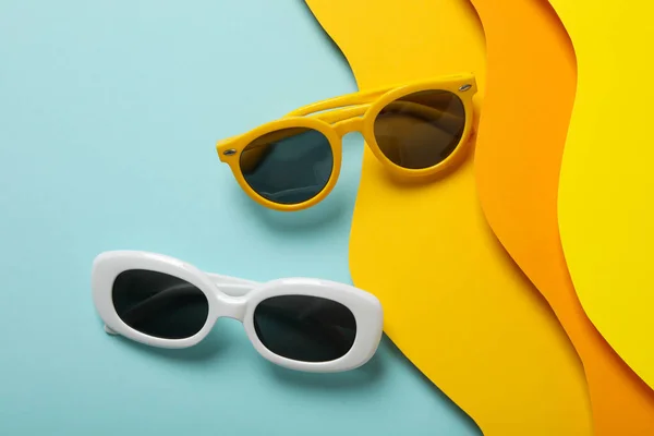 Conceito Óculos Praia Fundo Papel Colorido — Fotografia de Stock