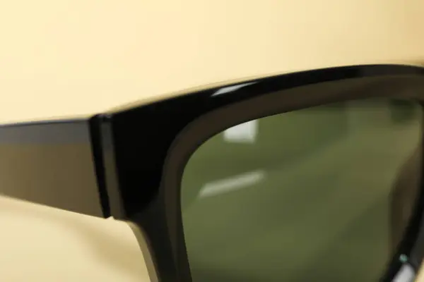 Vista Cerca Las Gafas Sol Oscuras Sobre Fondo Claro — Foto de Stock
