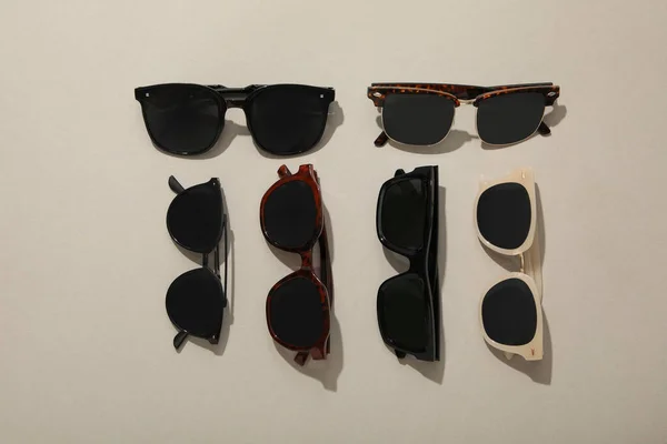 Hromada Slunečních Brýlí Lehkým Pozadím — Stock fotografie
