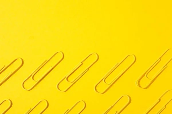 Желтые Скрепки Желтом Фоне Плоский Лежал — стоковое фото