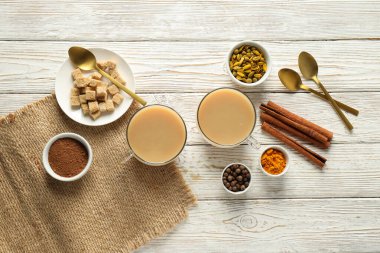 Geleneksel Hint içeceği sütlü ve baharatlı - Masala çayı