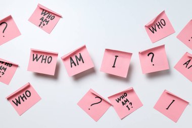 Beyaz arkaplanda metni olan pembe notlar