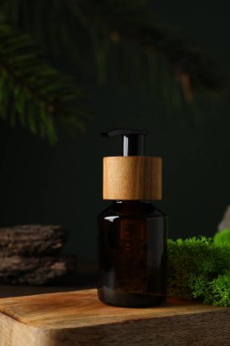 Ahşap tezgahta, yosunlarda, koyu yeşil arka planda.