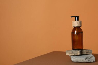 Tahta masadaki taşlar, turuncu arkaplan, metin için alan